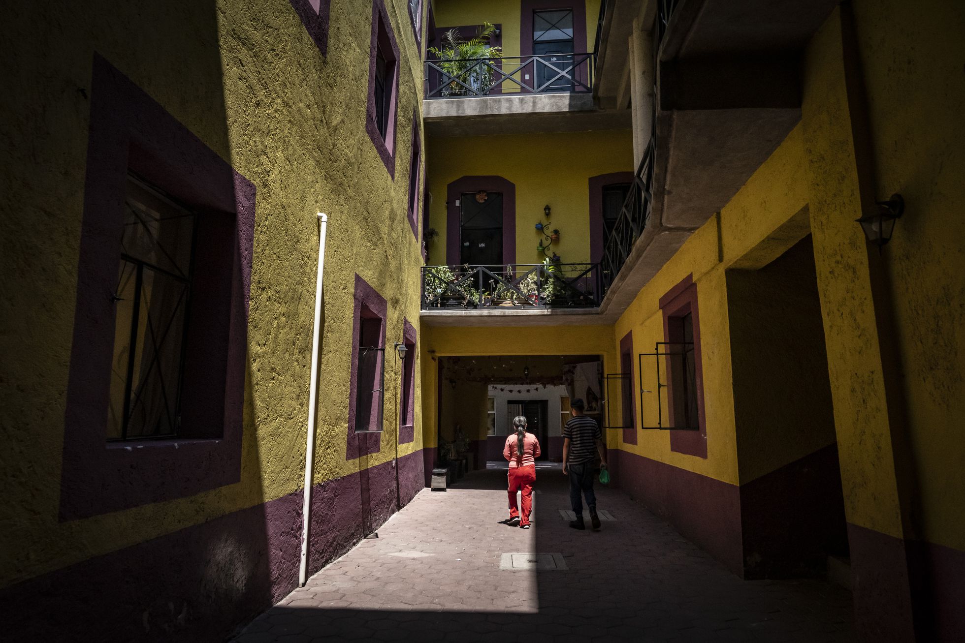 Dos vecinos en el interior de Allende, 46, en el centro histórico de Ciudad de México.NAYELI CRUZ