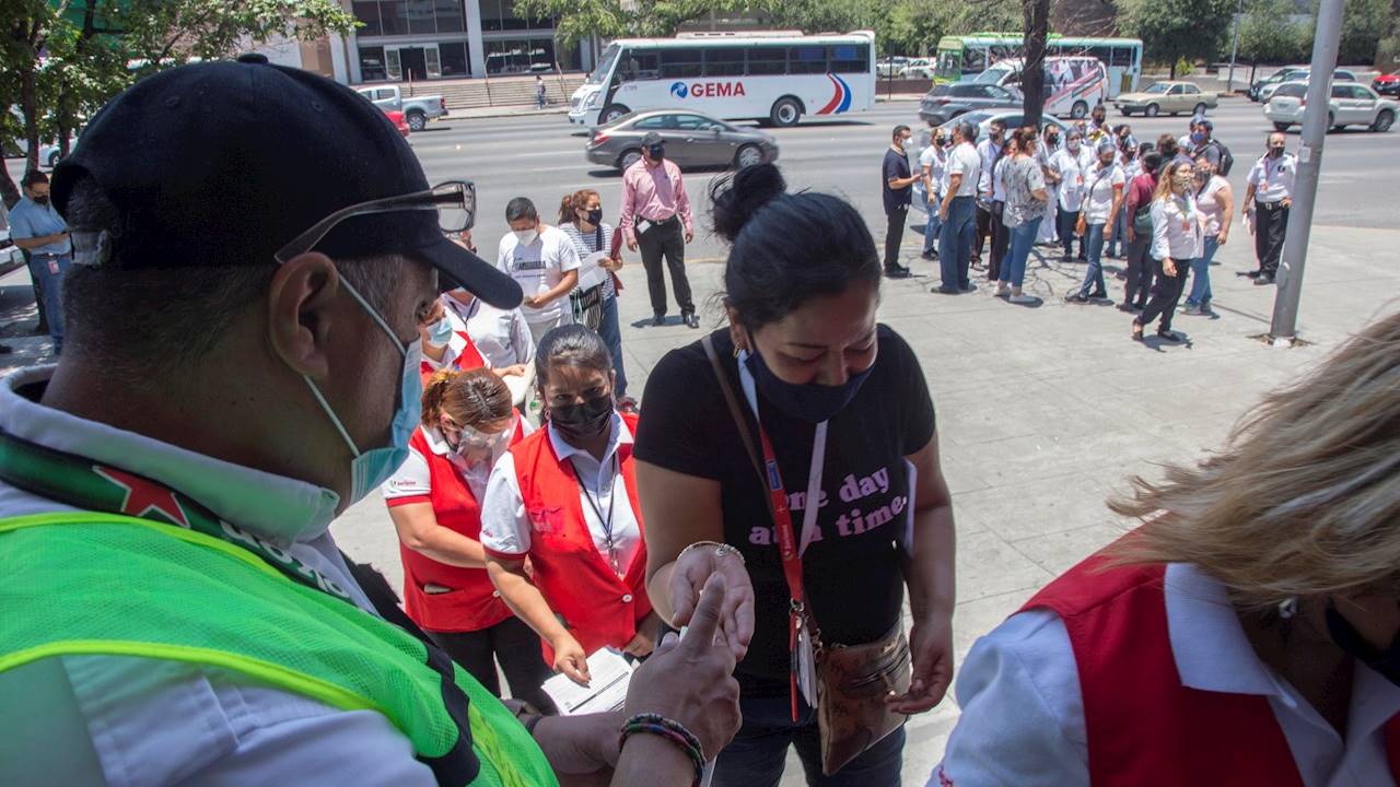 Empleados de la cervecera Heineken México y personas en general acuden a aplicarse la vacuna contra Covid-19 en Monterrey. Foto: EFE.