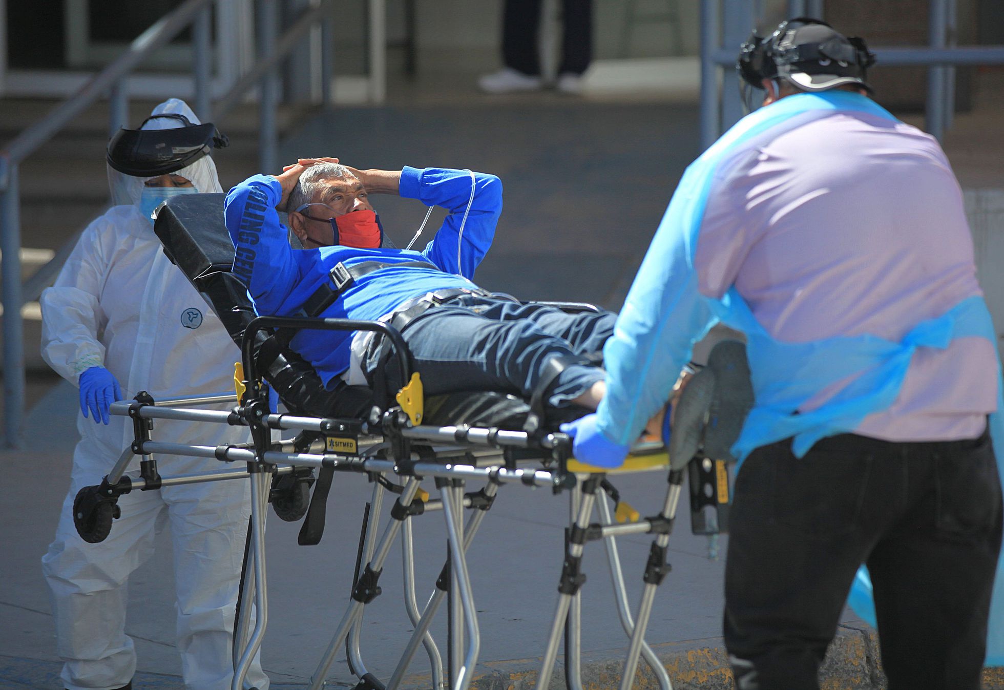 Personal de salud trasladan a un paciente contagiado con covid-19 en Baja California Sur.LOURDES VERA / EFE