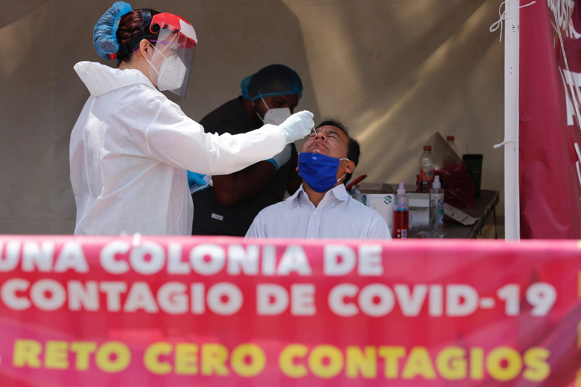 Un hombre se realiza una prueba de la covid-19 en Ciudad de México.CARLOS RAMÍREZ / EFE