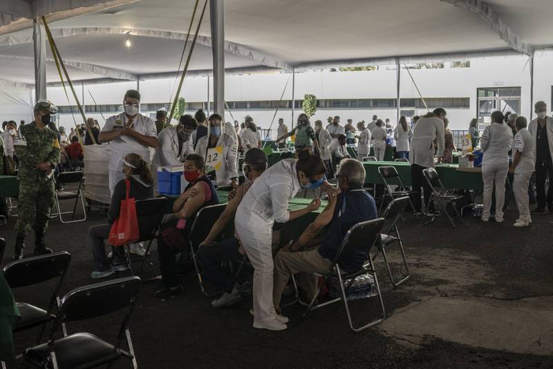 A Vaccination Site As 14 Million Doses Administered In Mexico Las autoridades sanitarias federales reconocieron esta semana que México lleva cuatro semanas en una tercera ola de COVID. (Bloomberg)
