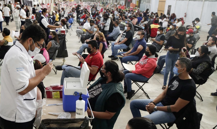 Decenas de personas de 30 a 39 años reciben la primera dosis contra COVID19 en módulos de la ciudad de León, estado de Guanajuato (México). (EFE/Luis Ramírez)