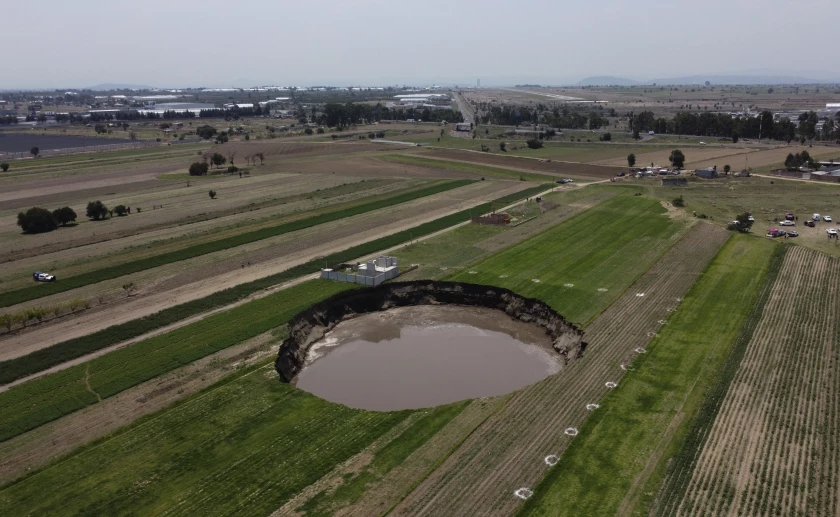 Un socavón con agua en el fondo continúa creciendo en un campo agrícola en Zacatepec, en las afueras del estado de Puebla, México.(ASSOCIATED PRESS)