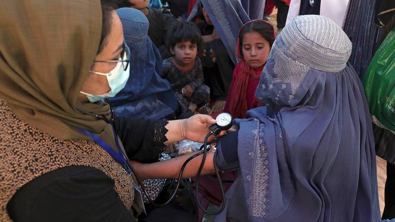 Mujeres y niñas afganas han intentado salir de Kabul, Afganistán, tras la llegada de los talibanes. (AP)