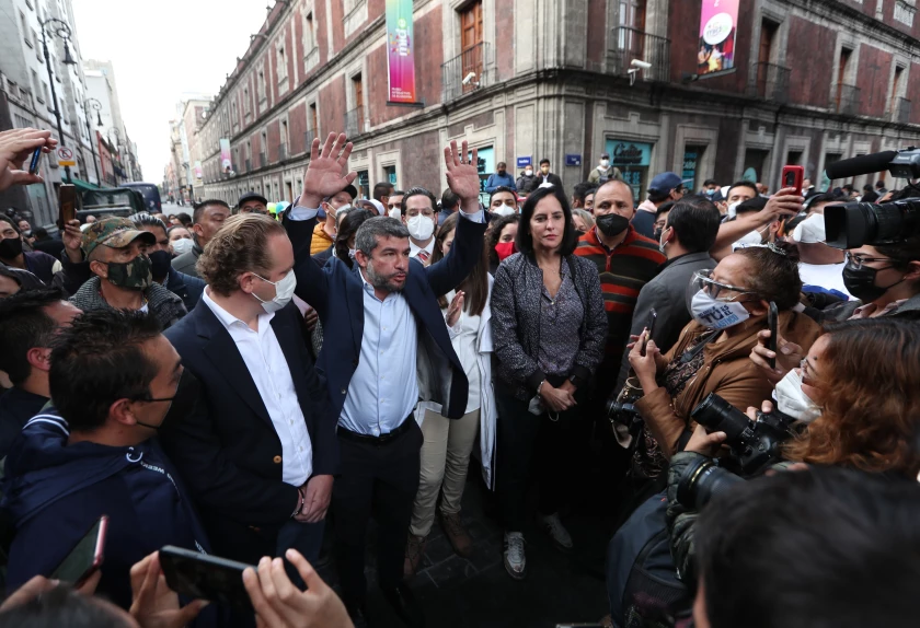 Alcaldes Electos de Oposición protestan hoy lunes, en los alrededores del Congreso en Ciudad de México. EFE/ Mario Guzmán