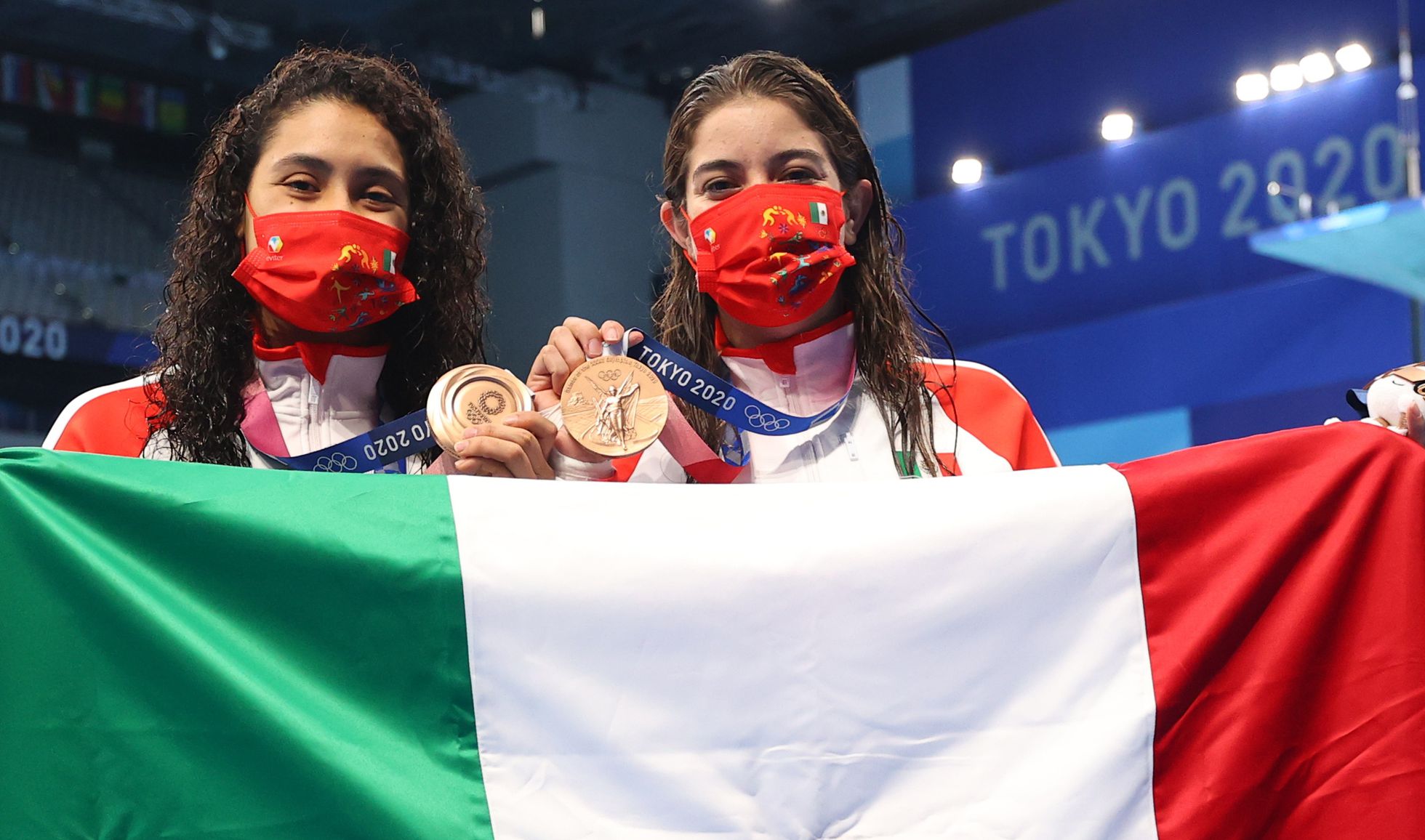 Las clavadistas Gabriela Agundez y Alejandra Orozco Loza posan con su medalla de bronce.MARKO DJURICA / REUTERS