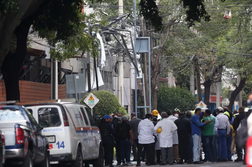 Personal de protección civil, labora esta lunes, en la zona donde se suscito una explosión por gas natural en un edificio en la Ciudad de México. EFE/Sáshenka Gutiérrez