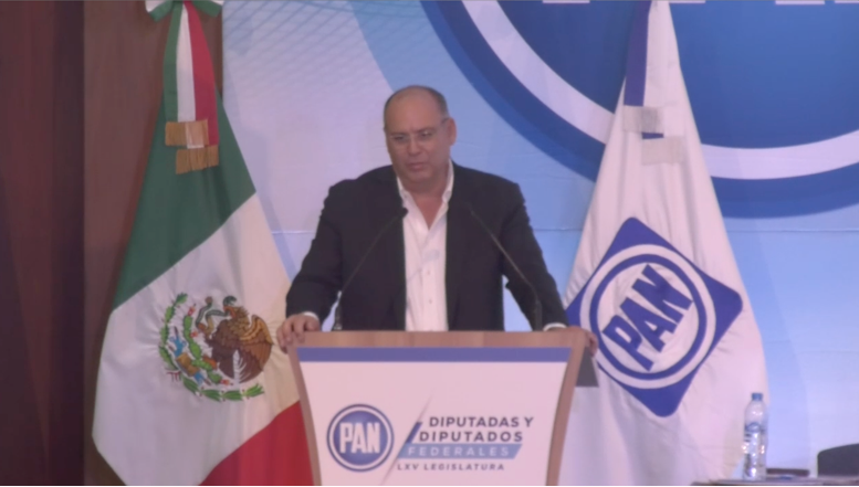 Gustavo De Hoyos en reunión plenaria del PAN