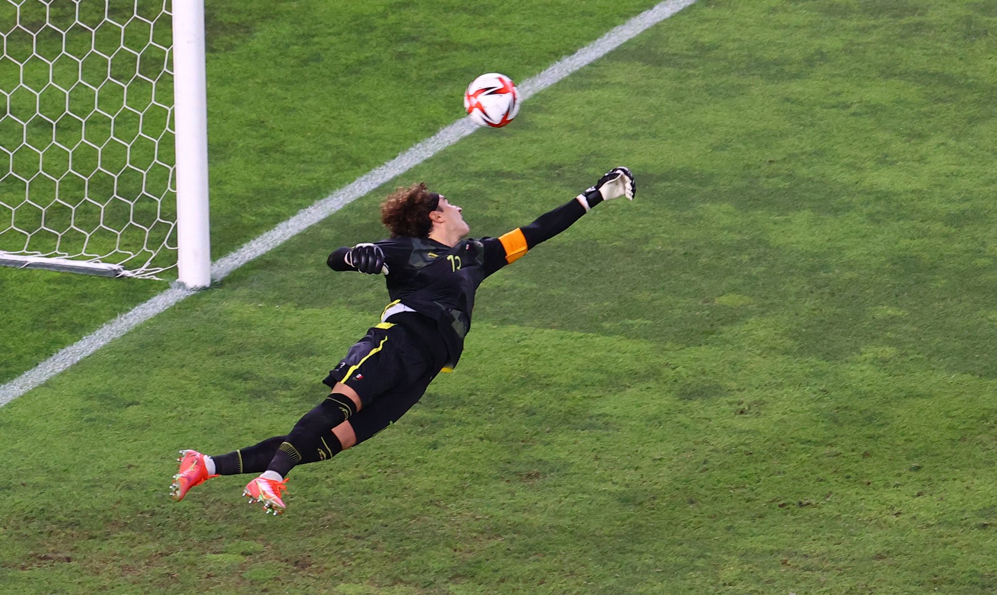 El guardameta mexicano Guillermo Ochoa intenta desviar un balón durante el partido contra Brasil.MIKE SEGAR / REUTERS