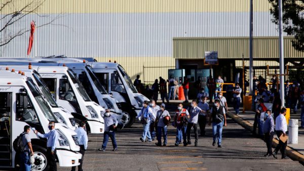 Trabajadores se van después de terminar su turno en la planta de GM en Silao en 2020. REUTERS / Sergio MaldonadoSERGIO MALDONADO / REUTERS