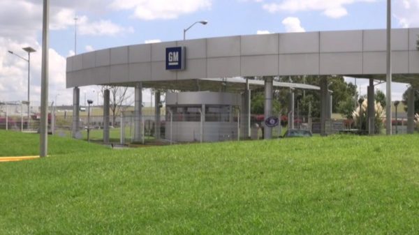 Trabajadores de GM Silao acusan a inspector con antecedentes penales