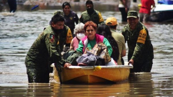 Pacientes del hospital de Tula, en Hidalgo, tuvieron que ser evacuados en lanchas por las inundaciones.
