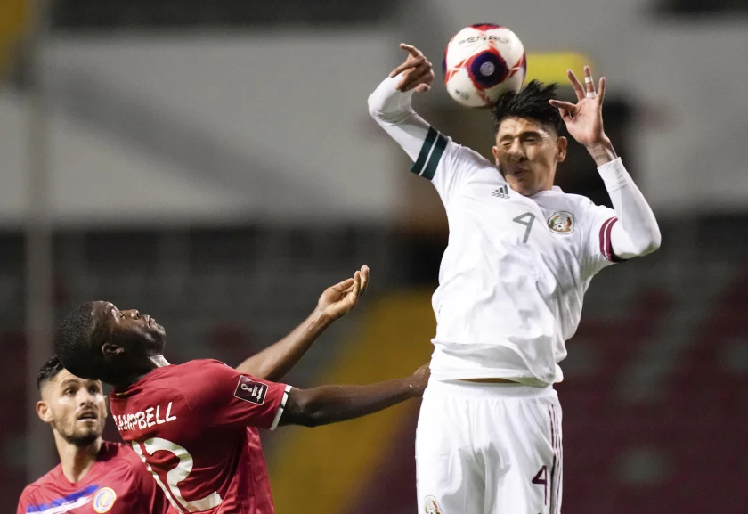 El mexicano Edson Álvarez, a la derecha, y el costarricense Joel Campbell pelean por el balón durante un partido por la segunda fecha del octagonal final de la CONCACAF a la Copa Mundial de Qatar 2022, en San José, Costa Rica, el domingo 5 de septiembre de 2021.(ASSOCIATED PRESS)