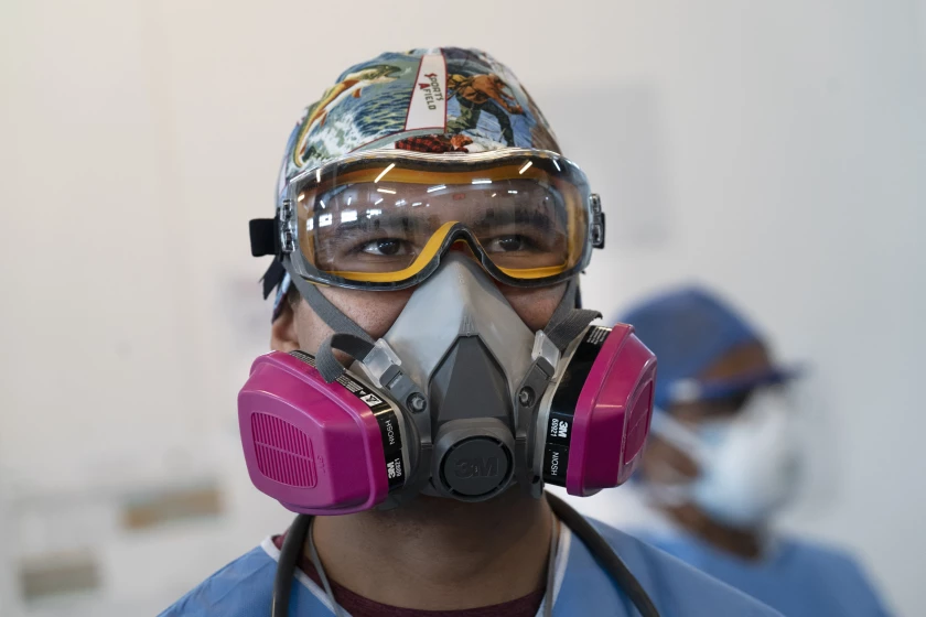 Un trabajador sanitario porta una mascarilla protectora y lentes en el Hospital General Ajusco Medio, el cual fue asignado para tratar solamente pacientes con COVID-19, en Ciudad de México.(ASSOCIATED PRESS)