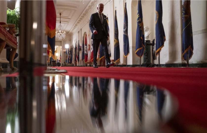 El presidente Biden camina por la Casa Blanca tras un discurso en horario de máxima audiencia el jueves en el aniversario del cierre provocado por la pandemia de COVID-19. ( (Andrew Harnik / Associated Press))