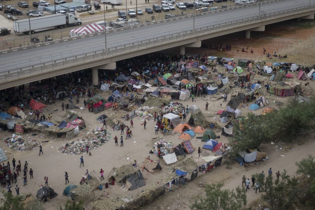 Imagen aérea del campamento de migrantes bajo el puente internacional de Del Río (Texas), este martes.TERESA DE MIGUEL