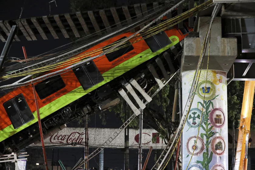 ARCHIVO - En esta fotografía de archivo del 4 de mayo de 2021, se ven vagones del metro de la Ciudad de México después de que una sección de la vía elevada de la línea 12 colapsara. (AP Foto/Marco Ugarte, Archivo)(ASSOCIATED PRESS)