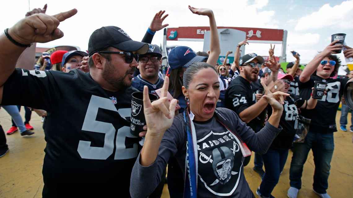 Según datos de la NFL en México, alrededor de un 48 por ciento de fans a la liga en México son mujeres. AP Photo