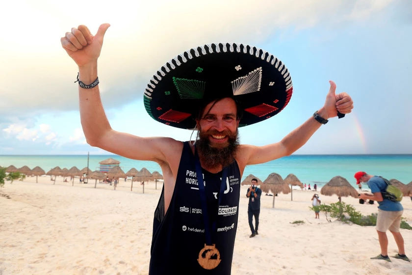 El atleta Jonas Deichmann celebra su llegada hoy, a la zona turística del balneario de Cancún, en el estado de Quintana Roo (México). EFE/Alonso Cupul