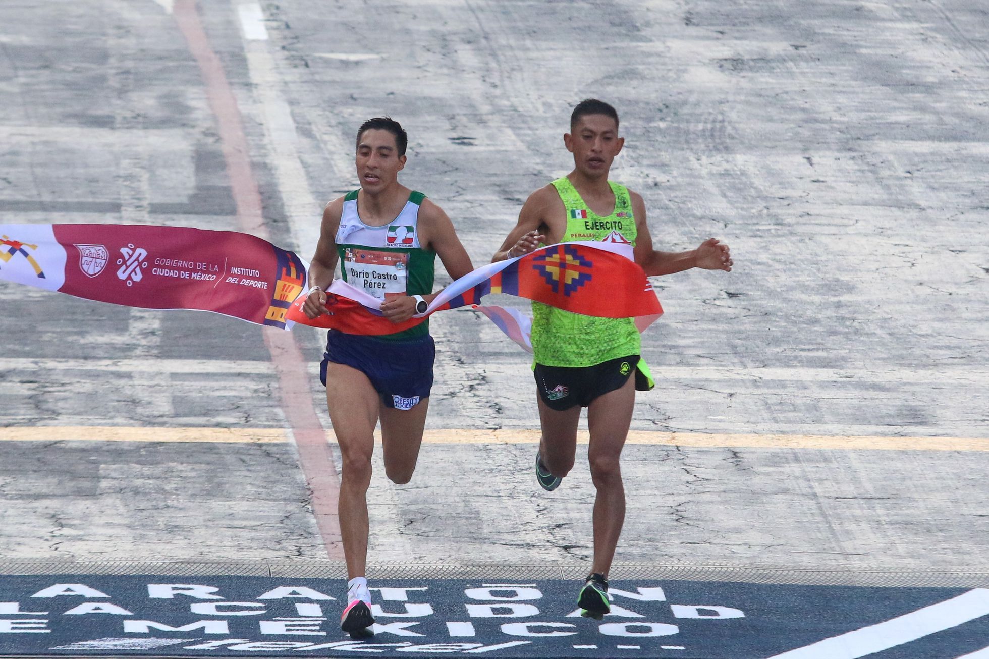 Los mexicanos Darío Castro López y Eloy Sánchez Vidal cruzan la meta del Maratón de la Ciudad de México 2021. CUARTOSCURO