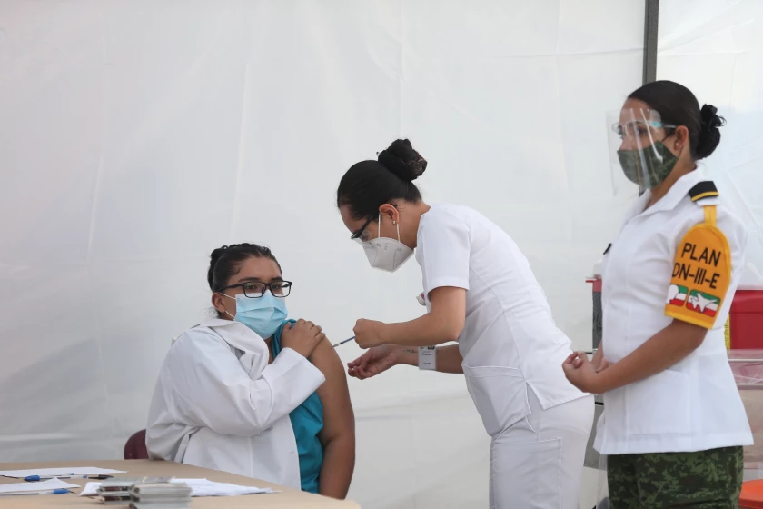 Fotografía de archivo de personal médico recibiendo la vacuna de Pfizer contra la covid-19, en Ciudad de México (México). EFE/Sáshenka Gutiérrez