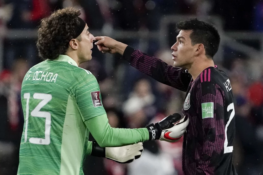 El arquero mexicano Guillermo Ochoa (13) y su compañero Hirving Lozano durante el segundo tiempo del partido contra Estados Unidos por las eliminatorias del Mundial, el viernes 12 de noviembre de 2021, en Cincinnati. (AP Foto/Jeff Dean)(ASSOCIATED PRESS)