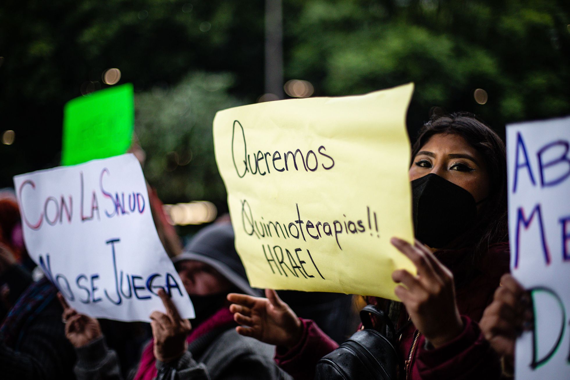 Un grupo de personas protesta contra el desabasto de quimioterapias, en el aeropuerto de Ciudad de México en junio. MANUEL VELÁSQUEZ (MANUEL VELÁSQUEZ/EL PAÍS)