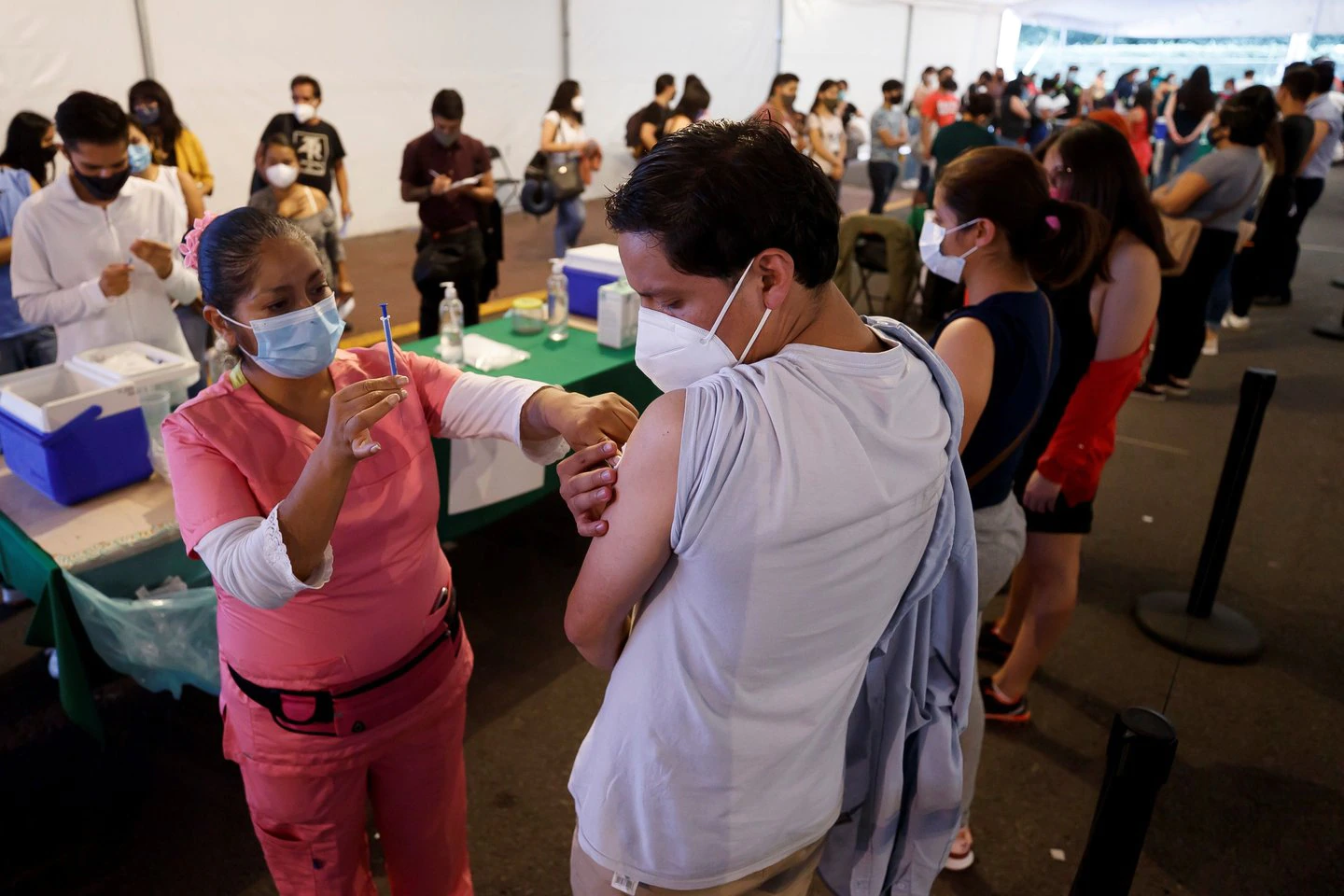 Personas mayores de 18 años reciben la vacuna contra la COVID-19 hoy, en Ciudad de México (Foto: EFE/José Méndez)