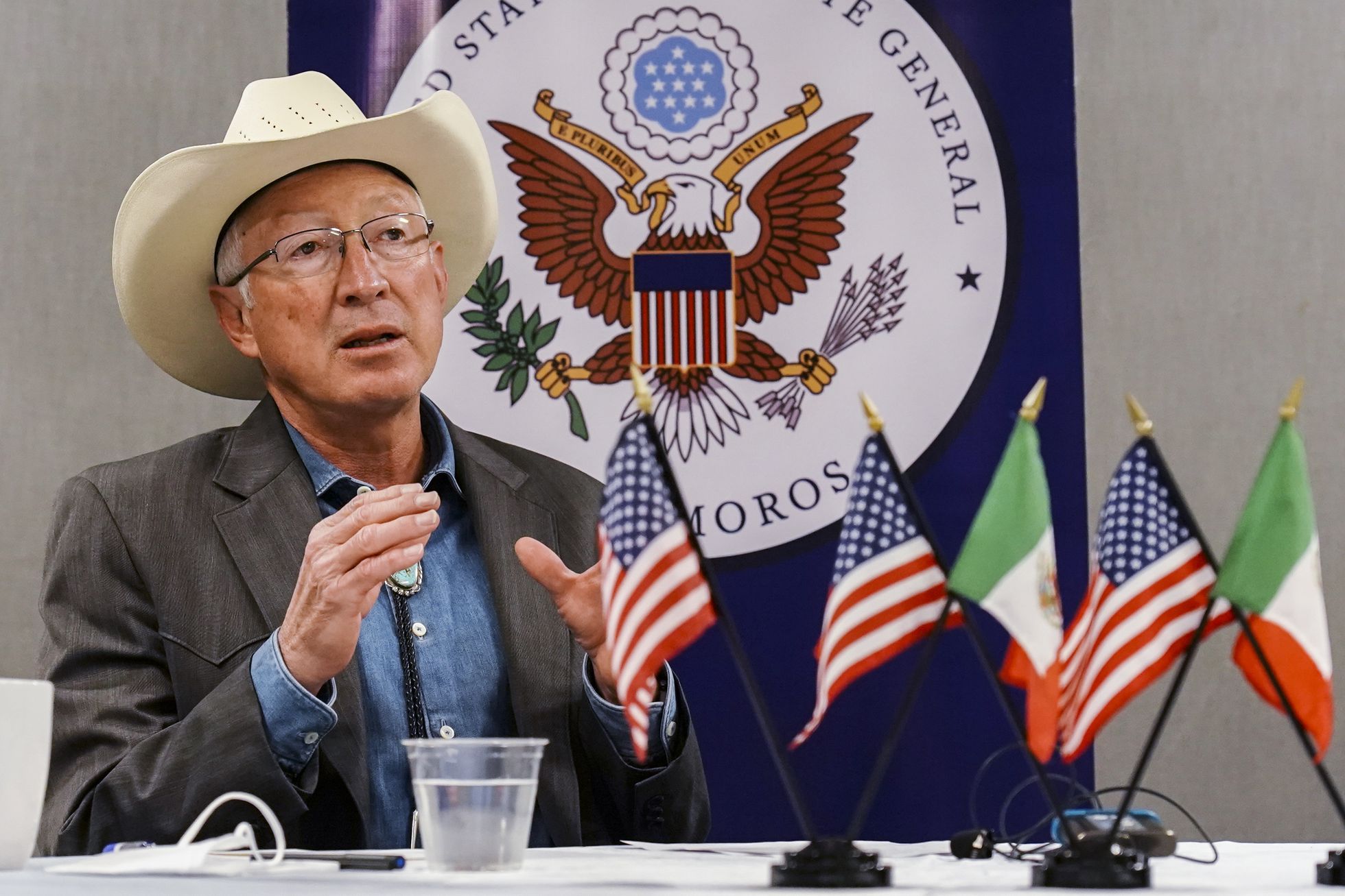 El embajador de EE UU en México, Ken Salazar, en una visita a la frontera el 26 de octubre. DENISE CATHEY (AP)