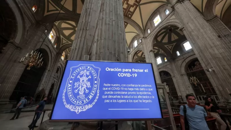 Rezar, una opción para tratar de frenar el coronavirus ofrecida en la Catedral Metropolitana de la Ciudad de México.