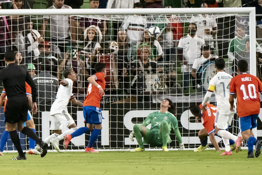 El arquero mexicano Carlos Acevedo López, centro, observa cómo el balón ingresa a la red en un gol del delantero chileno Iván Morales (11) durante la primera mitad de un partido amistoso internacional el miércoles 8 de diciembre de 2021 en Austin, Texas. (Foto AP / Michael Thomas)(Michael Thomas / Associated Press)