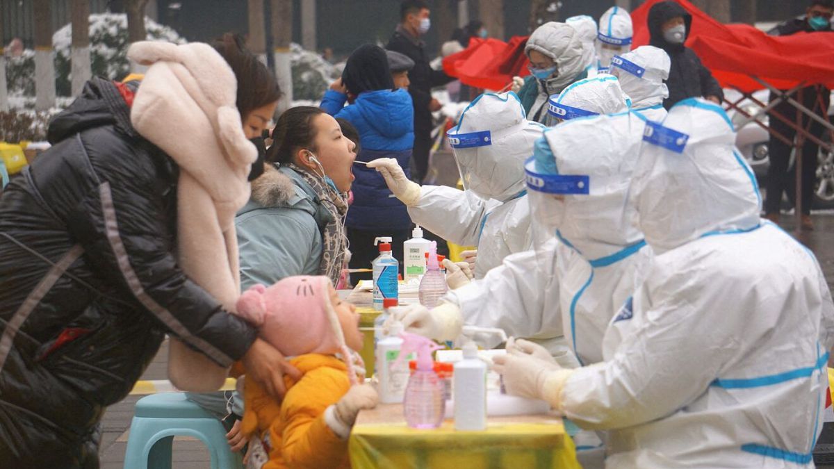 Centros de pruebas públicos en China para detectar casos de Flurona.