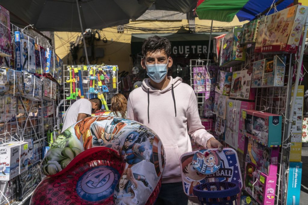 Daniel Pérez, de 24 años, compra juguetes en la calla República de Colombia, en el Centro Histórico de la Ciudad de México. GLADYS SERRANO