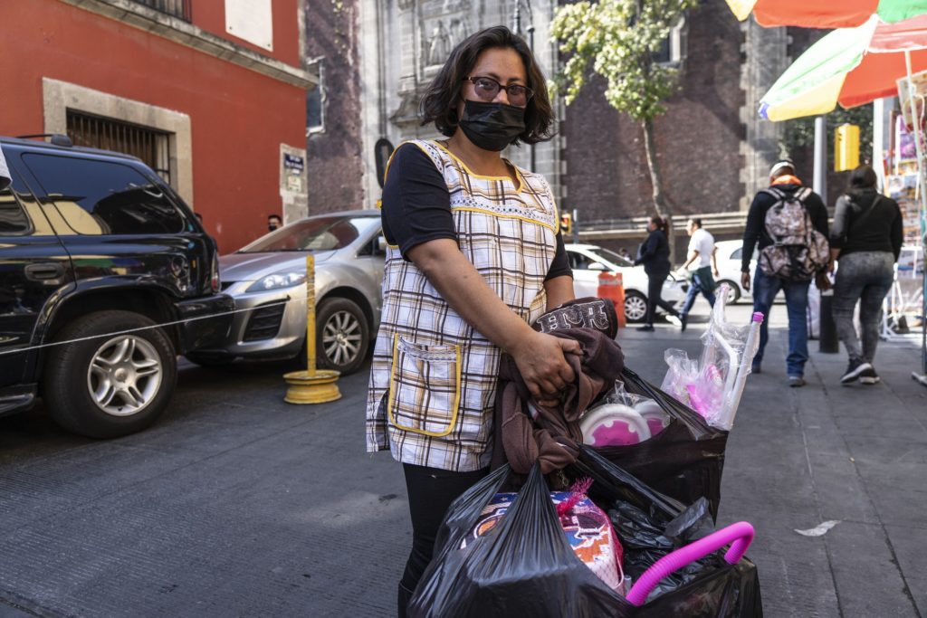 Reina compra juguetes en la Calle República de Colombia, en el centro de Ciudad de México, para venderlos en Ecatepec. GLADYS SERRANO