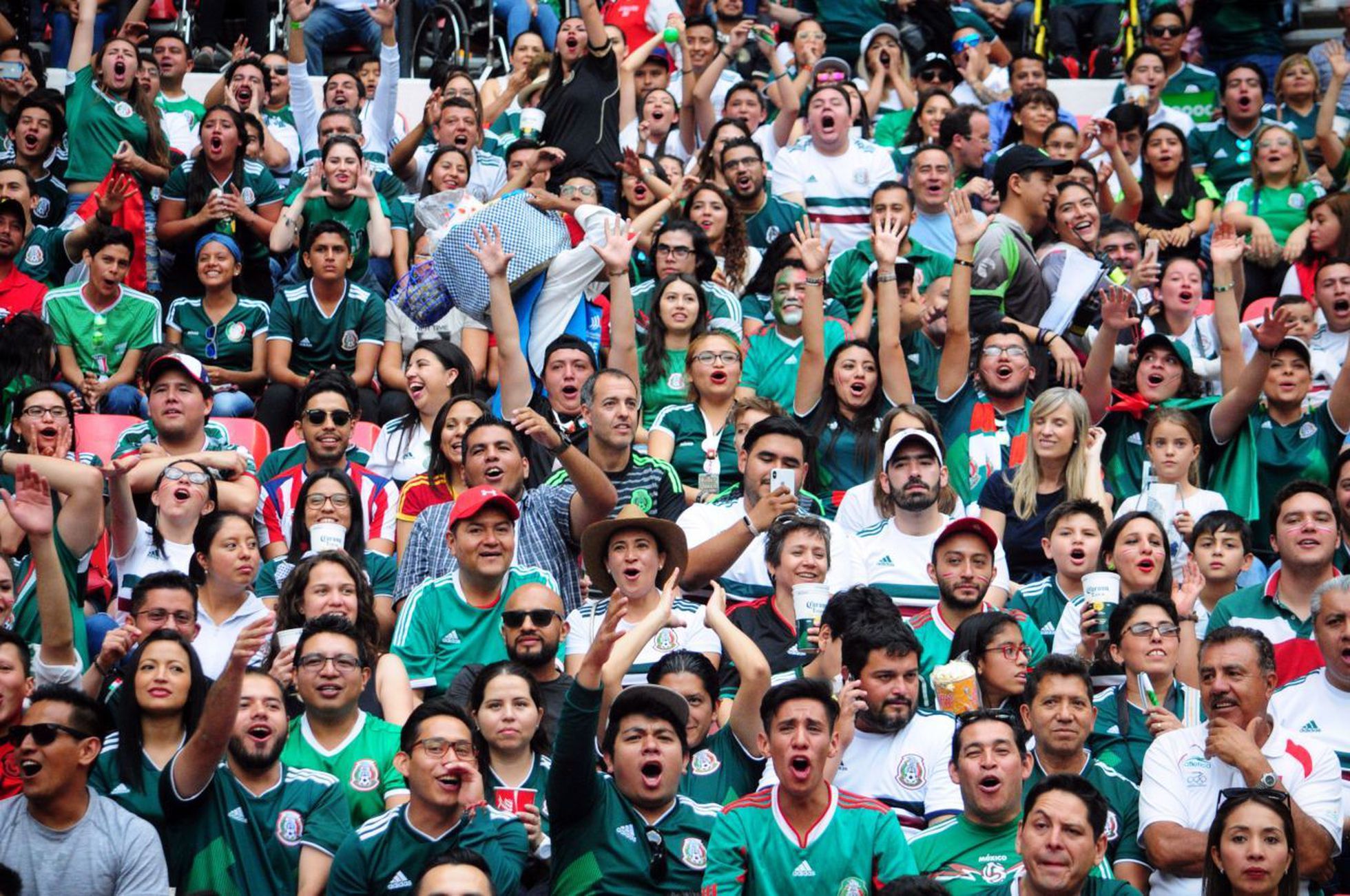 Aficionados mexicanos durante un partido de la selección nacional frente a Escocia. DIEGO SIMÓN SÁNCHEZ (CUARTOSCURO)