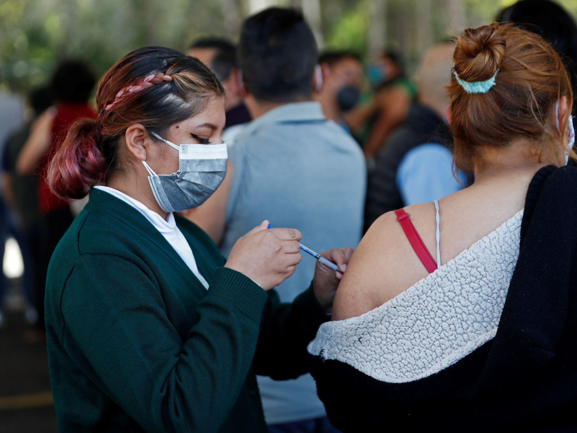 Una enfermera vacuna a una maestra el pasado 12 de enero en Ciudad de México. MARIO GUZMÁN (EFE)