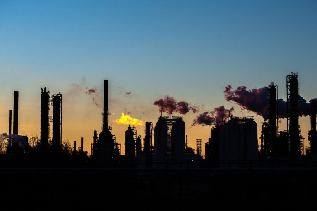 Shell, que opera la refinería Deer Park, está vendiendo su participación en parte para satisfacer a los inversionistas preocupados por el cambio climático que quieren que el gigante petrolero invierta más en energía renovable e hidrógeno.Credit...Brandon Thibodeaux para The New York Times