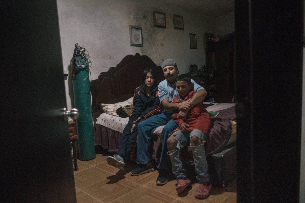 Ramírez con dos de sus hijos, Nathaly y GuillermoCredit...Luis Antonio Rojas para The New York Times