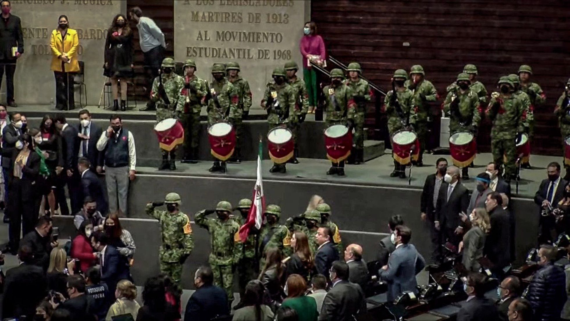 Militares del Ejército mexicano asisten este martes al Pleno de la Cámara de Diputados. RR.SS.