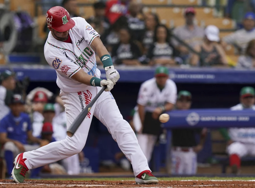 Agustín Murillo, de México, conecta un sencillo ante Panamá durante el juego del martes 1 de febrero de 2022, en la Serie del Caribe que se realiza en Santo Domingo (AP Foto/Fernando Llano)(Fernando Llano / Associated Press)