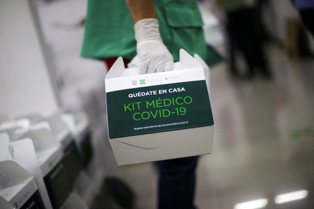 El kit médico repartido por el Gobierno de Ciudad de México, en abril de 2020. EDGARD GARRIDO (REUTERS)