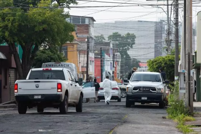 Peritos forenses laboran en la zona de un enfrentamiento en Morelia, Michoacán (México). (EFE/Ivan Villanueva/Archivo)