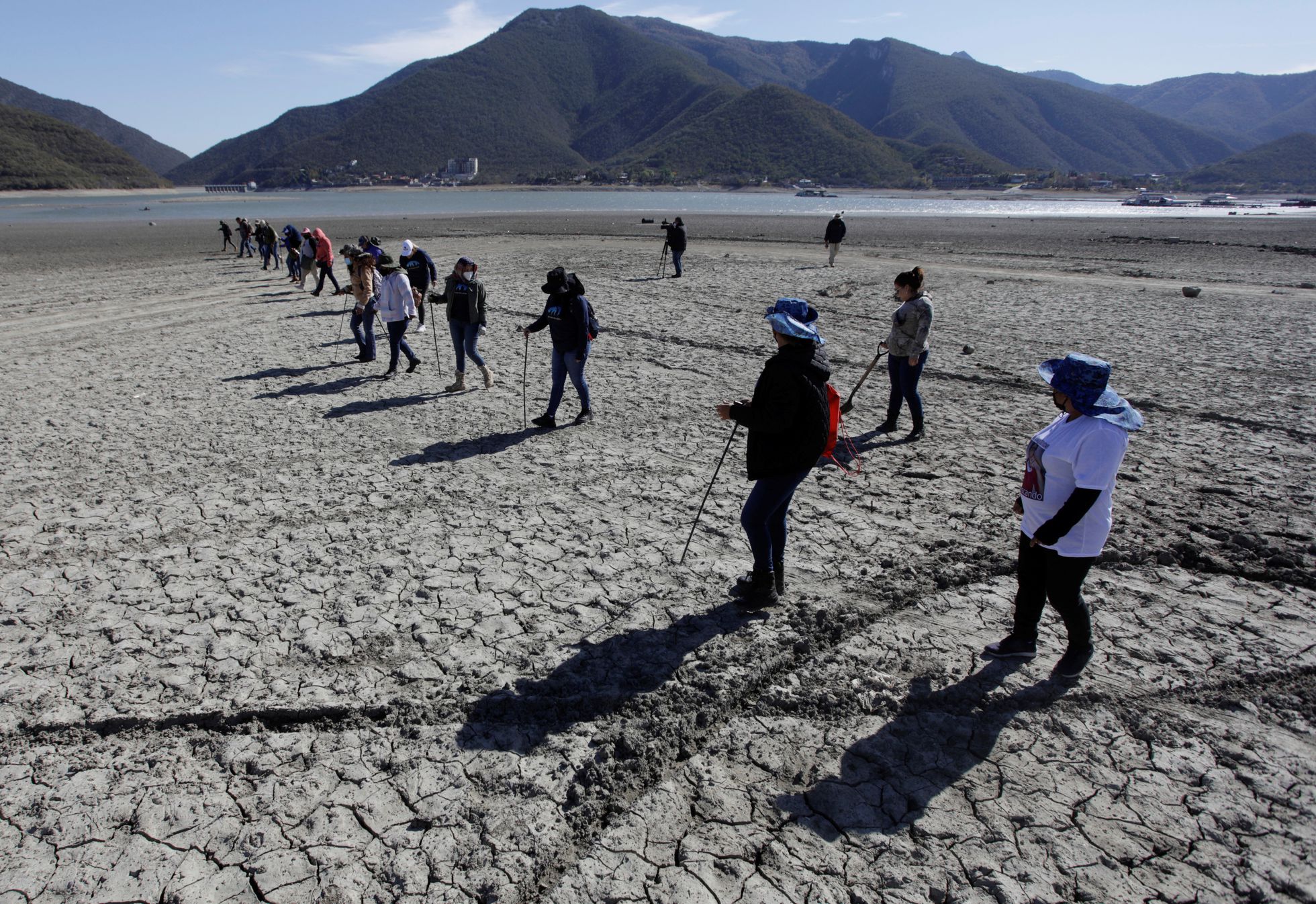 Familiares de desaparecidos buscan a sus seres queridos en la superficie de la presa La Boca, en Nuevo León, el 19 de febrero pasado. DANIEL BECERRIL (REUTERS)