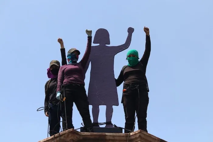 Madres de personas desaparecidas y víctimas de feminicidio instalaron la “Glorieta Las Mujeres que luchan” en honor a todas las mujeres que con sus luchas han construido historia, a las madres de los 43, de feminicidios, bucadoras de sus hijos desaparecidos, a mujeres de pueblos originarios, a defensoras del Agua, zapatistas, afromexicanas e indígenas. Foto: Cuartoscuro.