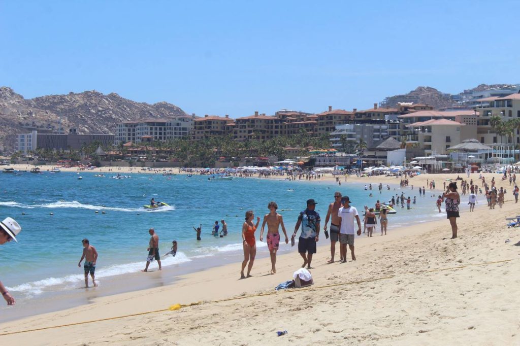 Turistas en costas de Baja California Sur. Imagen de Gilberto Santisteban.