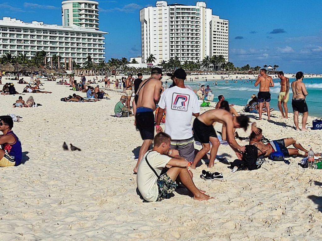 Turistas en Cancún, Quintana Roo durante Semana Santa. Imagen de Renan Quintal.