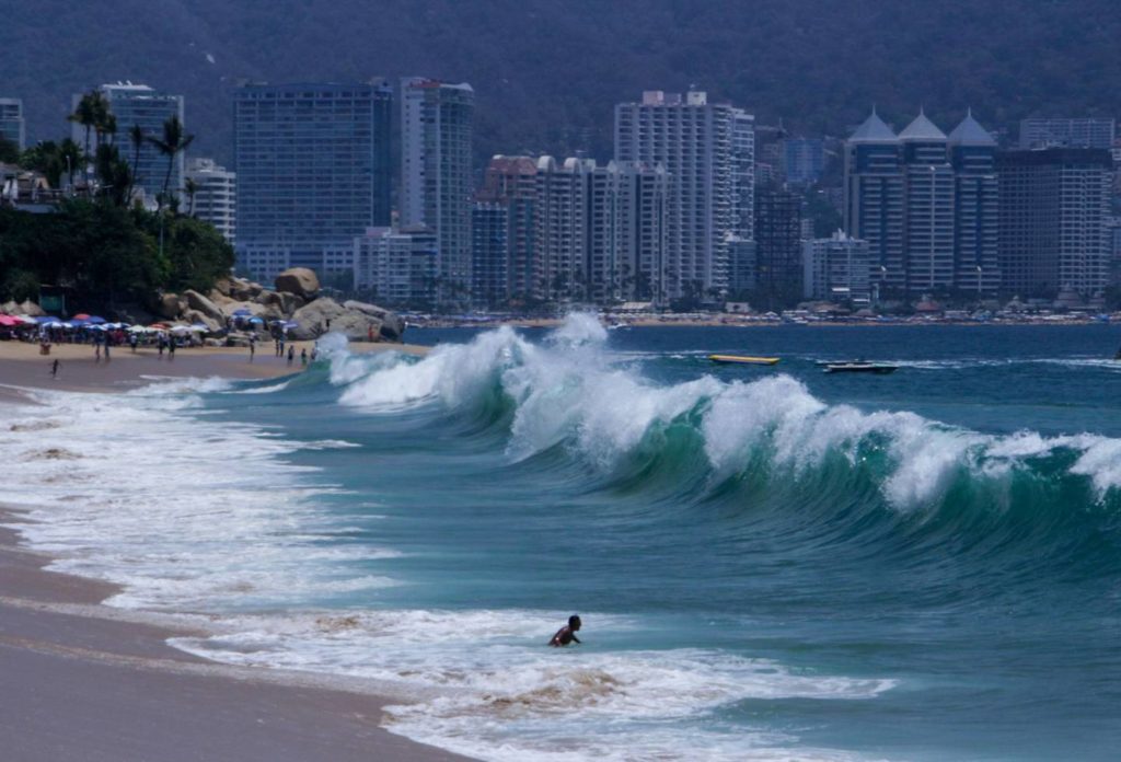 Grandes olas en las playas de Acapulco, Guerrero. (Carlos Alberto Carbajal/Cuartoscuro)