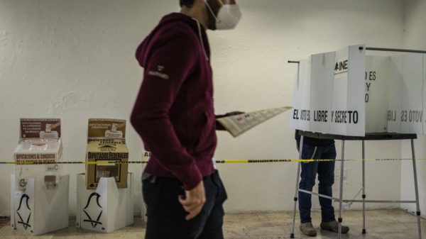 Varias personas acuden a votar a una casilla en Ciudad de México durante las elecciones intermedias de junio de 2021. GLADYS SERRANO