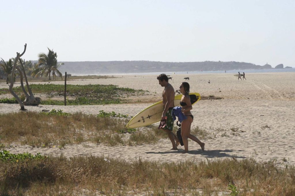 Turistas en las playas de Puerto Escondido. (Arturo Pérez/Cuartoscuro)