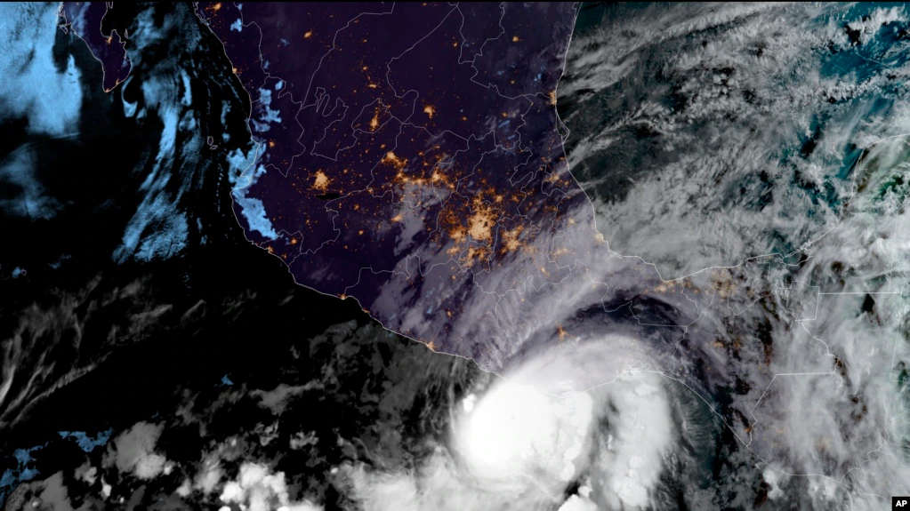 En esta imagen satelital, proporcionada por la NOAA, se muestra al huracán Agatha sobre la costa del Pacífico mexicano, en el estado de Oaxaca, México, el 30 de mayo de 2022. (NOAA vía AP)